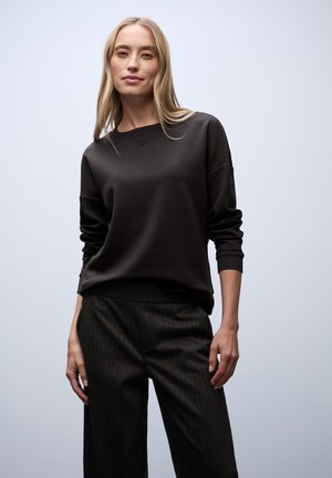- Bluza