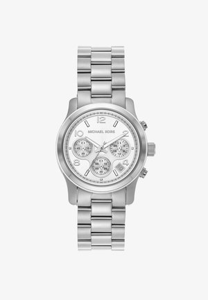 Orologio in acciaio inossidabile argentato con cassa rotonda, quadrante bianco, tre sotto-quadranti e un bracciale a maglie con textures spazzolate e lucide.