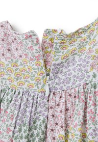Blumenkleid aus Baumwollstoff mit Mustern von rosa, lila und gelben Blumen. Beinhaltet einen Frontreißverschluss und eine geraffte Taille.