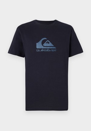 Sort T-shirt med korte ærmer med en blå Quiksilver-logo, der viser en bølge og et bjerg centreret på brystet.