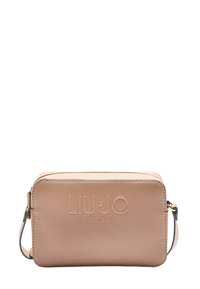 Sac bandoulière synthétique beige avec logo en relief, fermeture éclair et bandoulière amovible. Texture lisse et forme rectangulaire.