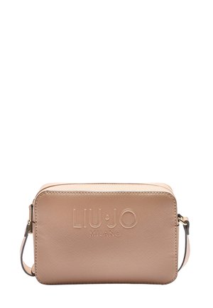 Bolso cruzado sintético beige con logotipo en relieve, cierre de cremallera y correa desmontable. Textura suave y forma rectangular.