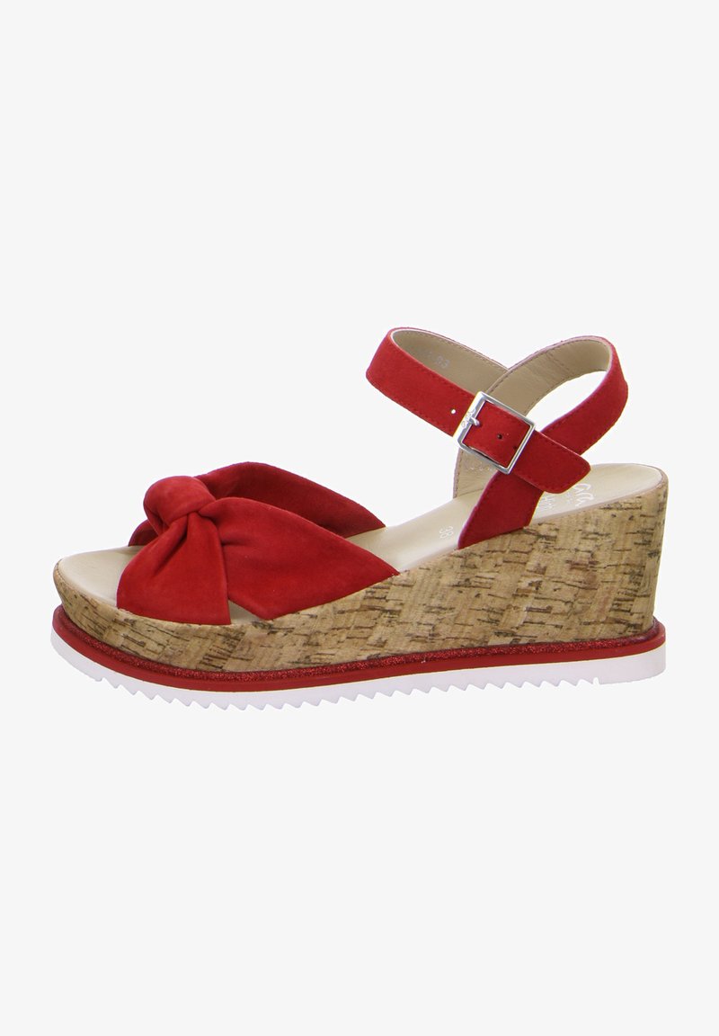 Røde ruskindsplatåsandaler med en knyttet tårem, kork-textureret platform og justerbar ankelrem. Hvid gummisål med zigzag-mønster.