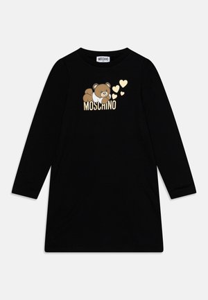 Abito lungo nero a maniche lunghe con un motivo a cuori dorati e una grafica di un orso con il logo "Moschino" in lettere dorate.