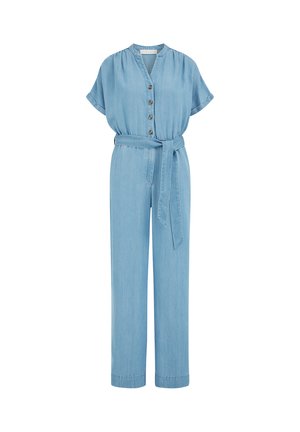 Combinaison en jean bleu clair avec manches courtes, fermeture à boutons et ceinture à la taille. Jambes droites et coupe décontractée. Texture douce, coutures minimales.