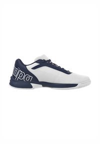 Witte sportschoen met marineblauwe accenten. Beschikt over een gestructureerde bovenkant, vetersluiting en een groot logo op de zijkant. Rubber zool voor grip.