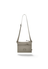 Borsa a tracolla in tessuto grigio con tracolla regolabile, parte superiore con zip, tasca frontale e etichetta con logo. Texture liscia e forma rettangolare.