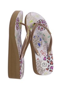 Chanclas marrones con una suela texturizada, que presentan una planta de varios colores con estampados de animales y una correa trenzada. Logotipo visible.