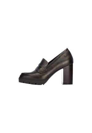 Mocasín de cuero marrón oscuro con tacón alto, detalle de tira con tachuelas y tacón grueso de bloque sobre fondo blanco.