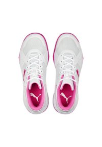 Zapatillas deportivas blancas con acentos rosas, que cuentan con una parte superior de malla, cordones y plantillas acolchadas rosas. Logo de marca destacado en rosa en el lado.