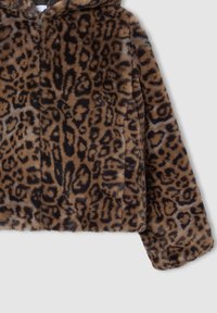 Giacca in finto pelliccia marrone con motivo leopardato nero, con zip frontale e maniche lunghe, mostrata su uno sfondo bianco.