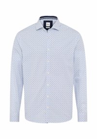 Lichtblauwe blouse met lange mouwen, voorzien van een klein, herhalend geometrisch patroon in donkerblauw en rood. Heeft een klassieke kraag en een knoopsluiting aan de voorkant.