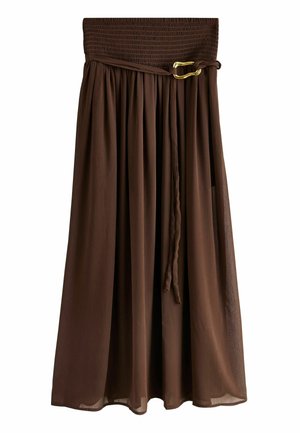 Brauner Maxirock mit gerafftem Bund, gesammeltem Stoff und dünnem Gürtel mit goldener Schnalle, der locker auf weißem Hintergrund hängt.