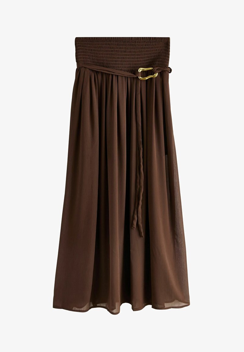 Jupe longue marron avec taille smockée, tissu froncé et ceinture fine avec boucle dorée pendue lâchement sur fond blanc.