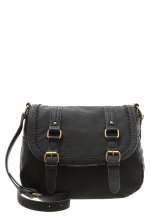 Zwarte leren schoudertas met decoratieve stiksels, twee voorklemmen met gespen en een verstelbare schouderriem met messing beslag.