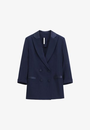 Blazer doppiopetto blu navy con rever in satin, maniche a tre quarti e due bottoni. Presenta una texture di tessuto liscia.