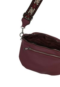 Borsa a tracolla in pelle bordeaux con zip principale aperta, tasca esterna con zip e tracolla regolabile con motivo geometrico rosso e bianco.