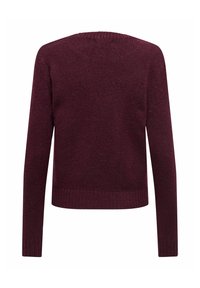 Suéter de punto burdeos con mangas largas, cuello y dobladillo de canalé. Tejido texturizado con un ajuste ligeramente holgado, sin detalles adicionales.