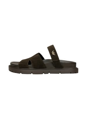Sandale en daim brun foncé avec bout ouvert, deux larges brides sur le dessus du pied et une bride arrière avec un petit logo métallique.