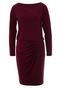 Burgunderfärgad klänning med långa ärmar, rundad halsringning och draperade detaljer på kjolen för textur. Tillverkad av mjuk, stretchig tyg.