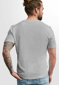 Graues T-Shirt mit kurzen Ärmeln aus weichem Stoff, mit Rundhalsausschnitt. Das Design ist einfach, mit glatter Textur und ohne sichtbare Muster.