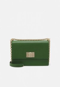 Zelená kožená kabelka přes rameno se zlatým řetízkovým popruhem, obdélníkového tvaru, s texturovaným povrchem a výraznou zlatou sponou.