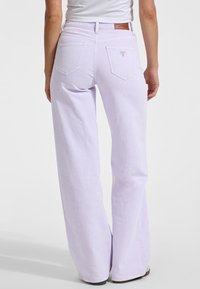 Guess Jeans WIDE - Traperice opuštenog kroja - violett
