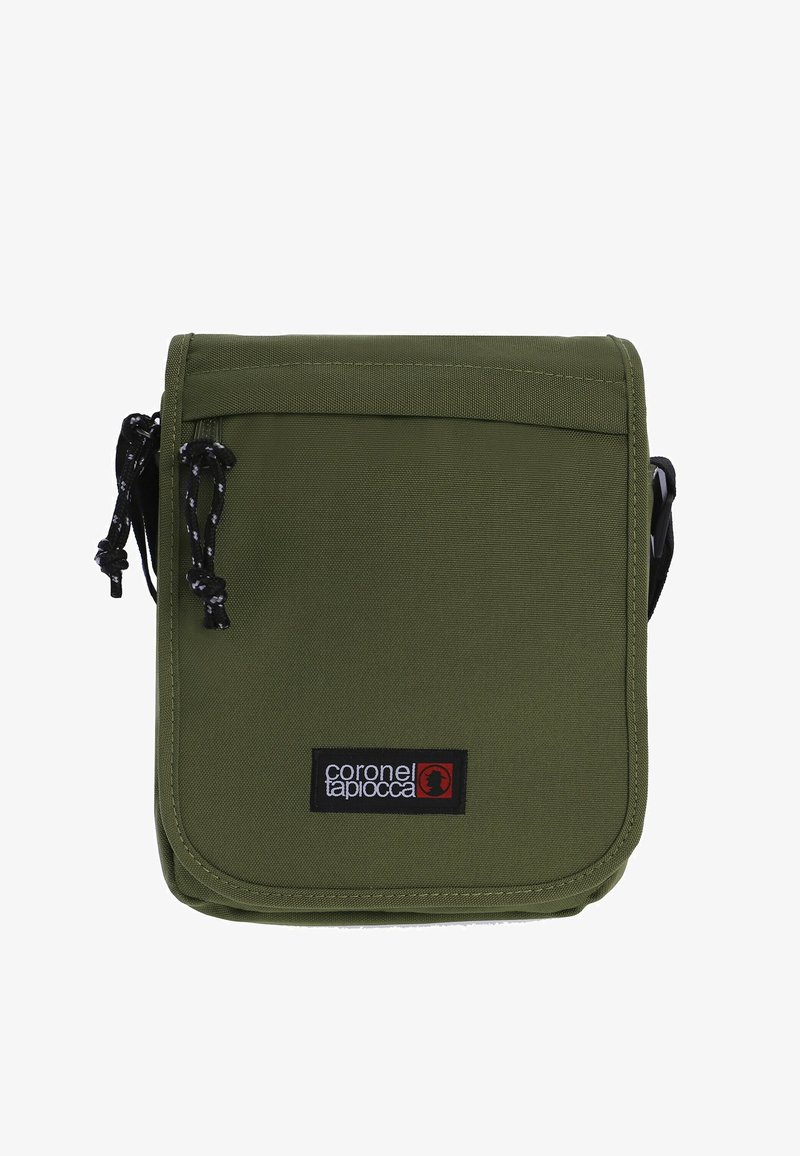 Bolsa cruzada en verde oliva, de nailon, con cierre de solapa, cuerdas negras y un parche con logo. Presenta una forma rectangular y una textura suave.