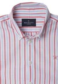 Camicia con bottoni caratterizzata da righe verticali in tonalità blu e rosso, con una texture leggera. Etichetta del marchio visibile all'interno del colletto.