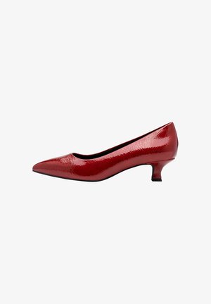 Sandalha de salto alto em couro sintético vermelho, com biqueira pontuda, salto baixo, textura lisa e brilhante, e design minimalista. A sola preta completa o visual.