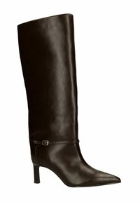 Knee-high donkerbruine leren laars met puntige neus, slanke hak en enkelriemdetail. Glad textuur met een strakke, aansluitende silhouet.