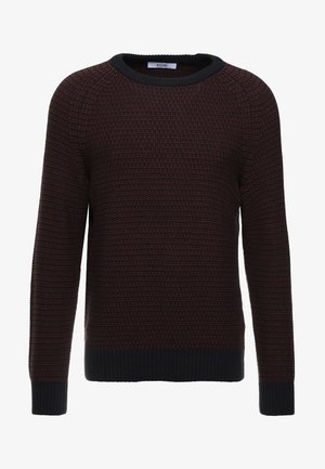 Pull tricoté texturé rouge foncé et noir avec manches longues, col ras du cou, poignets et ourlet côtelés.