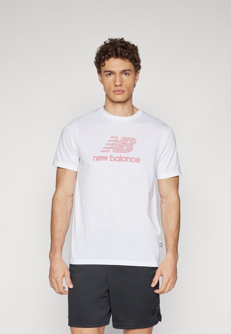 Balta kokvilnas t-krekls ar īsām piedurknēm, kas rotāts ar rozā "New Balance" logo un horizontālām līnijām pāri uzrakstam.