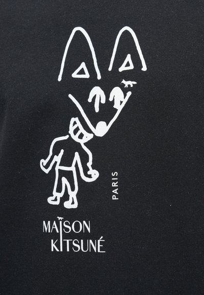 Bílá abstraktní tvář lišky a malá postava s obrysem ocasu nad textem "MAISON KITSUNÉ PARIS" na černé látce.