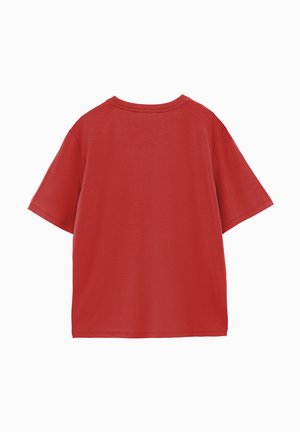 Camiseta de algodón roja lisa de manga corta, mostrada desde atrás, con cuello redondo y ajuste holgado.