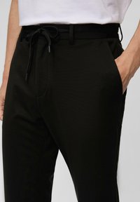 s.Oliver BLACK LABEL Broek - schwarz