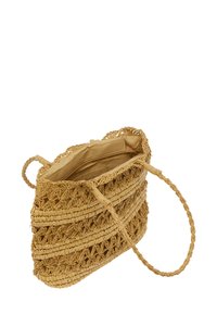 Geweven rieten draagtas met gevlochten handvatten, beige kleur, open bovenkant, gevoerde binnenkant, met een decoratief patroon en een ritsvak aan de binnenkant.