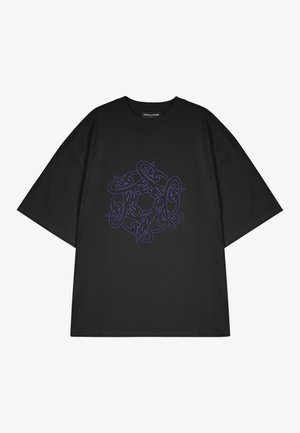Zwarte T-shirt met een oversized pasvorm, voorzien van een paarse grafische print in het midden. Dikke katoen, korte mouwen en een ronde hals.