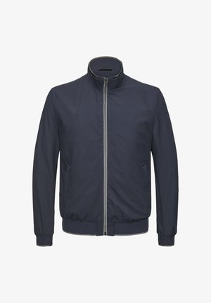 Marineblaue Jacke mit hohem Kragen, durchgehendem Frontreißverschluss und elastischen Bündchen. Verfügt über Seitentaschen, glatte Textur und kontrastierende Reißverschlussdetails.