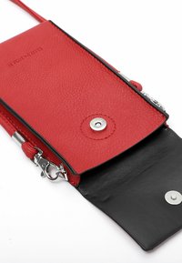 Rote Leder-Crossbody-Handytasche mit strukturiertem Oberflächenmaterial, schwarzem Innenleben, Druckknopfverschluss und silberner Hardware. Enthält einen abnehmbaren Trageriemen.