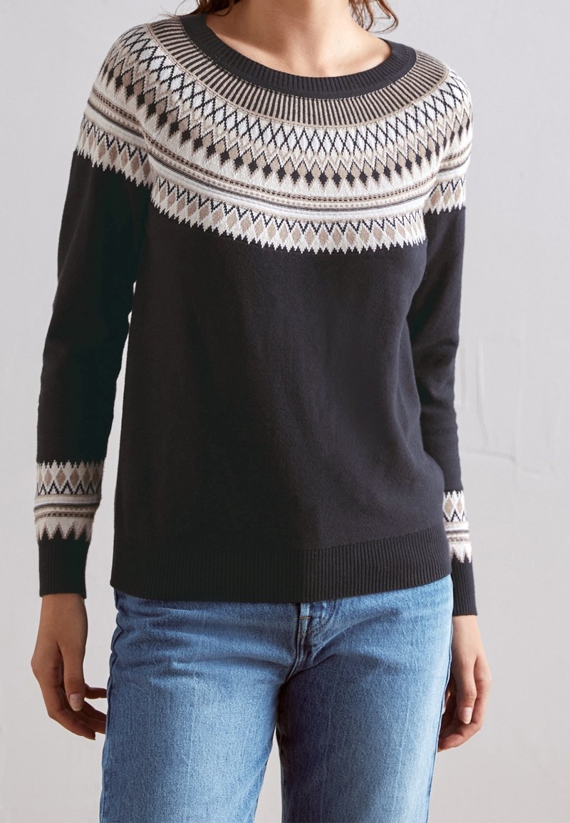 Svart tröja med rund halsringning, med en mönstrad okdel i krämfärgad och grå diamantformade mönster, stickad struktur och ribbade ärmslut och nederkant.