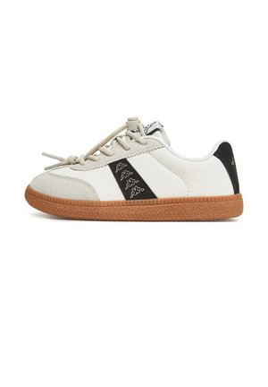 Hvid lavtop sneaker med sort sidepanel med hvide logoer, beige tåhætte, beige snørebånd med lås og brun gummisål.