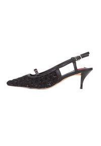Scarpa slingback nera con punta affusolata, texture di paillettes, dettagli in pelle, fibbia regolabile e tacco di altezza media.