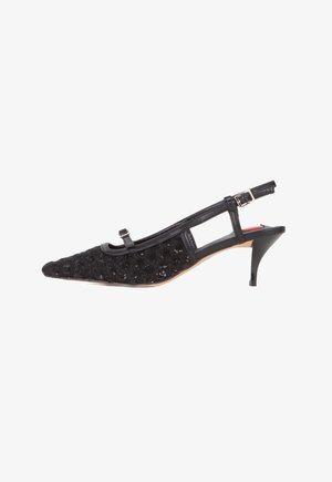 Zwarte slingback schoen met een scherpe neus, met paillettentextuur, leren accentstukken, verstelbare gesp en een hak van gemiddelde hoogte.