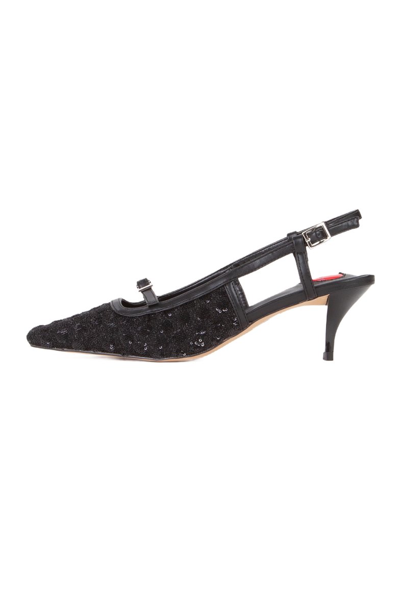 Scarpa slingback nera con punta affusolata, texture di paillettes, dettagli in pelle, fibbia regolabile e tacco di altezza media.