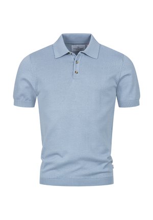 Lys blå polo-skjorte i et mykt strikket stoff, med klassisk krage, tre knapper foran, og ribbede mansjetter og nederkant.
