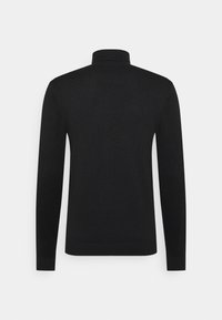 Svart, långärmad tröja med hög krage och ribbade ärmslut. Slät textur, kroppsnära design och inga synliga mönster eller detaljer.