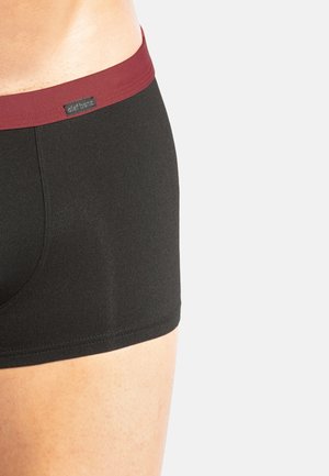 Zwarte boxershorts van rekbaar materiaal, met een bordeauxrood tailleband en een gladde textuur, inclusief een label op de tailleband.