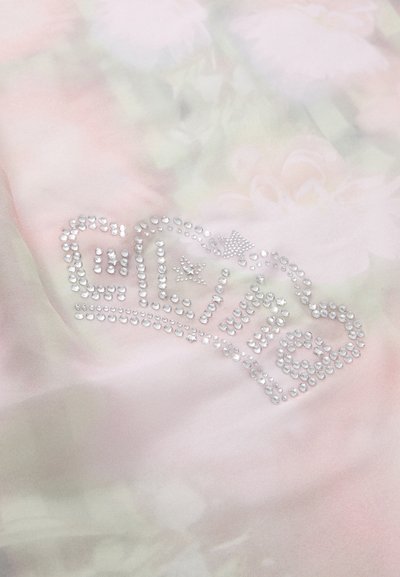 Tessuto rosa chiaro con una morbida texture, caratterizzato da un design con gemma di cristallo della parola "Elite" adornato con stelle e un motivo a corona.