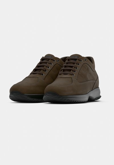 Rudi odiniai sportbačiai su tekstūruotu paviršiumi, suvarstomi raišteliais, su paminkštintu apykakle ir guminiu padu, turinčiu protektoriaus raštą sukibimui.